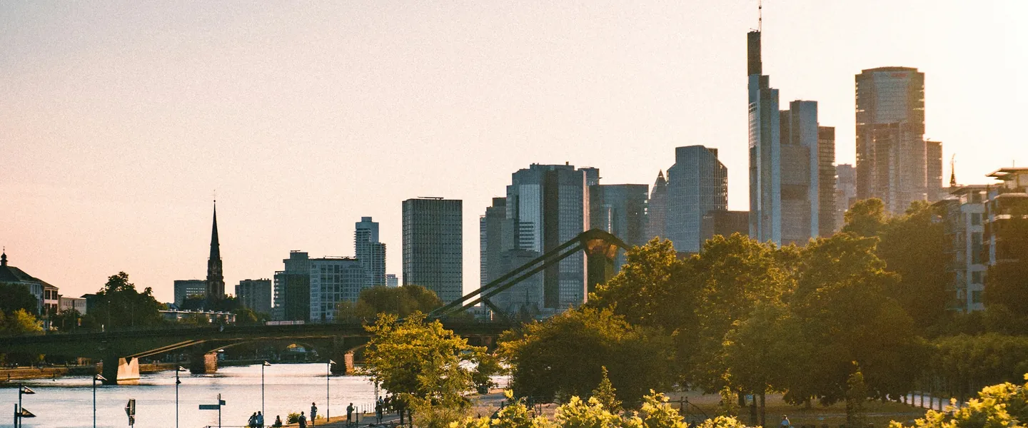 Skyline de Fráncfort del Meno sobre el río Main, al atardecer.