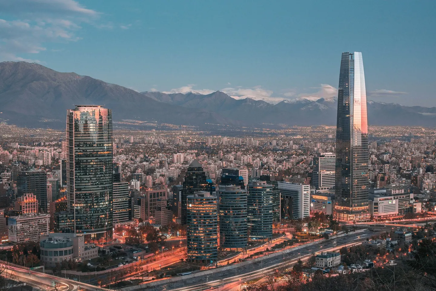 Santiago de Chile al anochecer, con la Costanera Center y la cordillera de los Andes